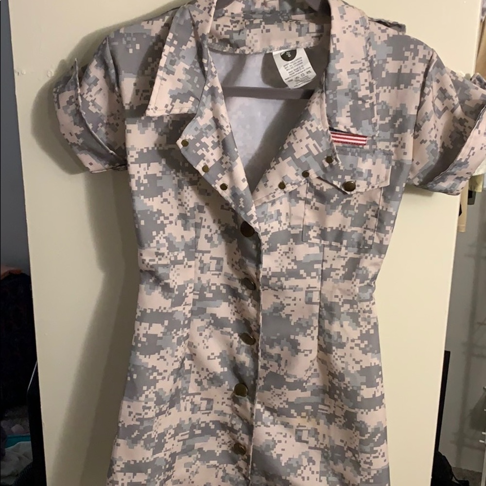 Halloween costume size small (2-4)